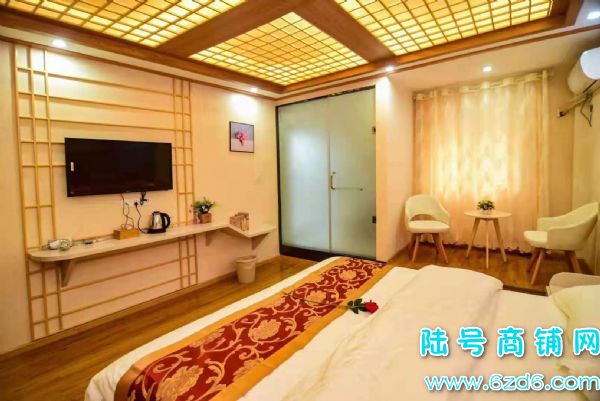 花溪民族大学小吃街盈利酒店转让实景图片