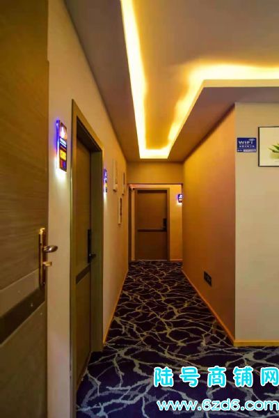 花溪民族大学小吃街盈利酒店转让实景图片