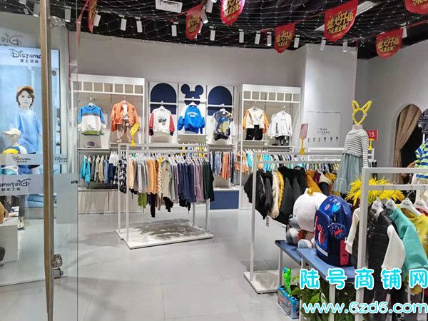 清镇市吾悦广场大型购物商场服装店转让实景图片