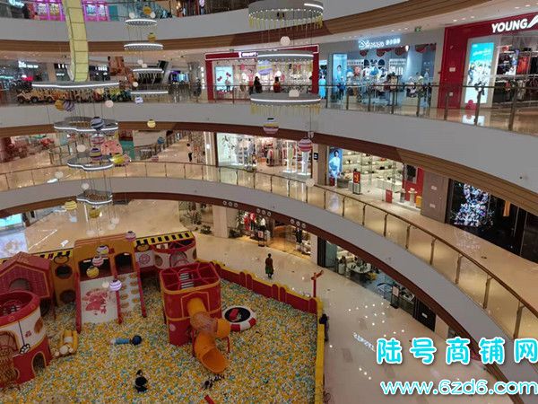 清镇市吾悦广场大型购物商场服装店转让实景图片