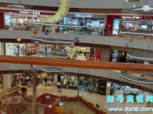 清镇市吾悦广场大型购物商场服装店转让实景图片