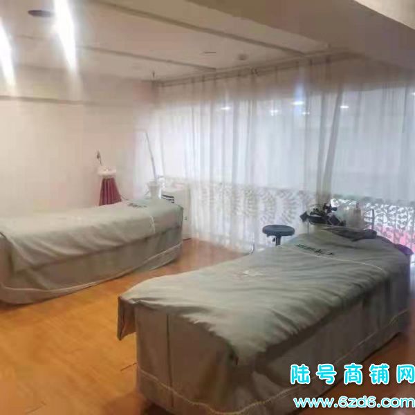 花溪区北大资源缤纷广场门面出租，没有转让费实景图片