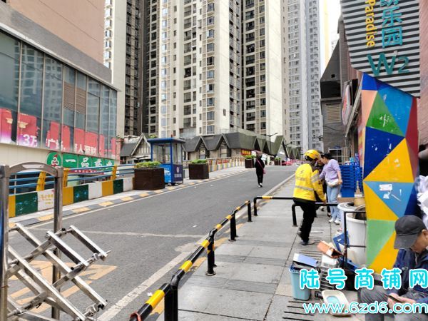南明区半山小镇W2区118号空铺房东直租实景图片