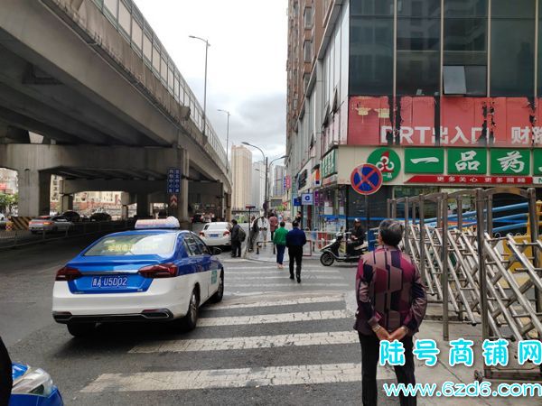 南明区半山小镇W2区118号空铺房东直租实景图片