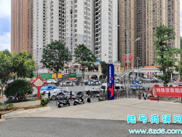 南明区花果园U区11栋空铺房东直租实景图片