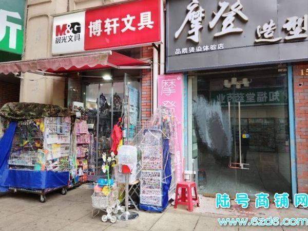 南明区花果园U区房东直租商铺53平无转让费 行业不限制实景图片