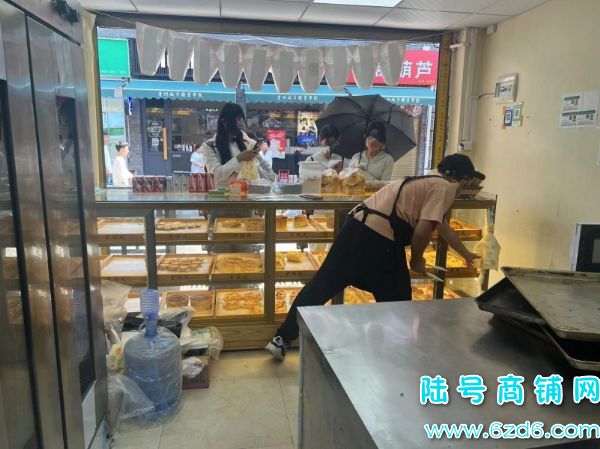 （陆号）花溪大学城城市学院面包烘焙店整体转让实景图片