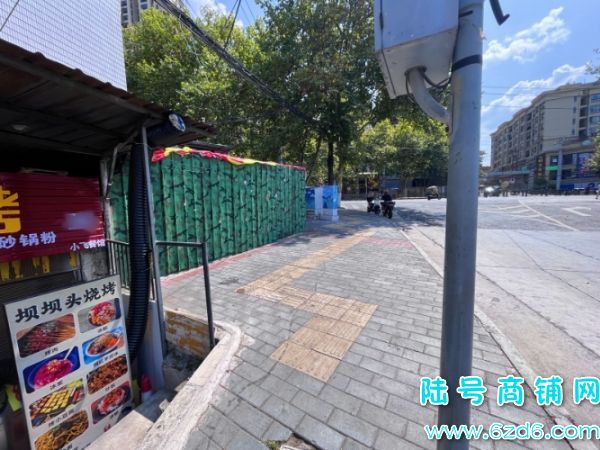 烧烤店低价转让 清镇市云岭东路与红旗北路交叉口处实景图片