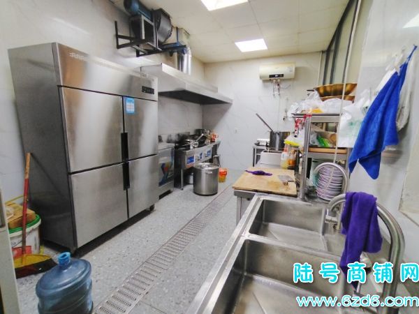 云岩区万科大都会临街宽门头餐饮店转让，可空转实景图片