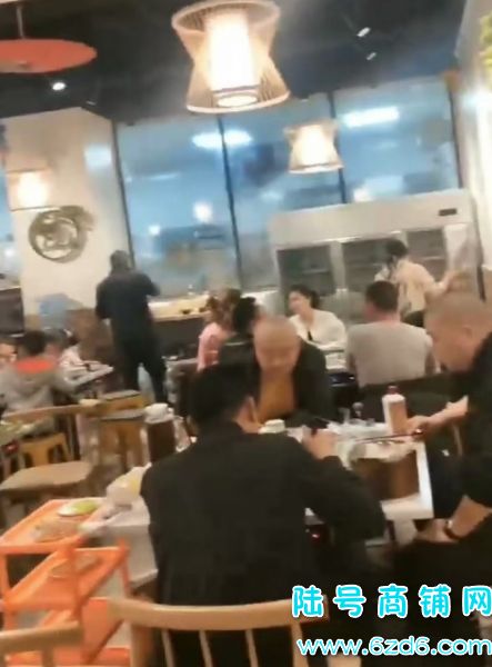 云岩区万科大都会临街宽门头餐饮店转让，可空转实景图片