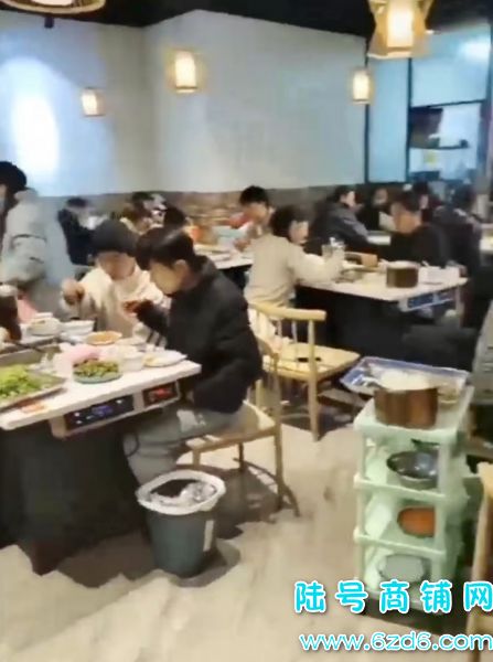 云岩区万科大都会临街宽门头餐饮店转让，可空转实景图片