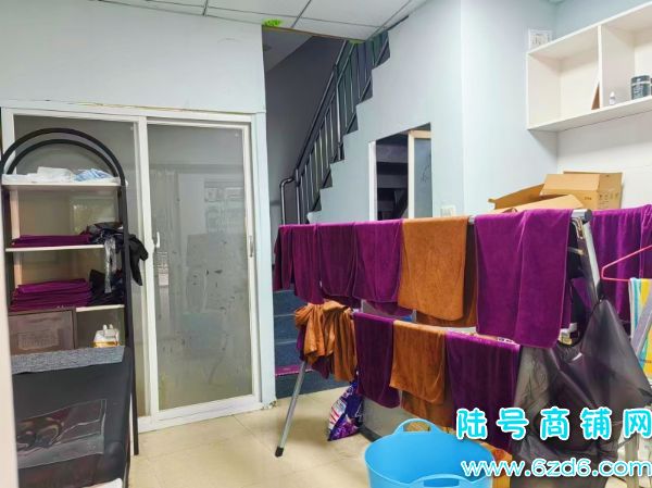 小河珠江路小城故事美发店低价转让，5年多老店实景图片