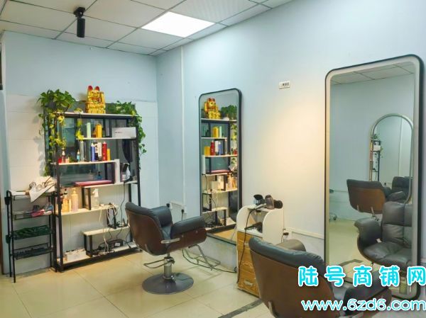 小河珠江路小城故事美发店低价转让，5年多老店实景图片