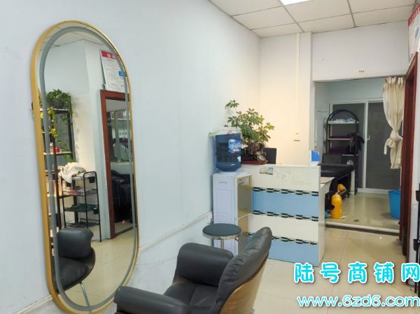 小河珠江路小城故事美发店低价转让，5年多老店实景图片