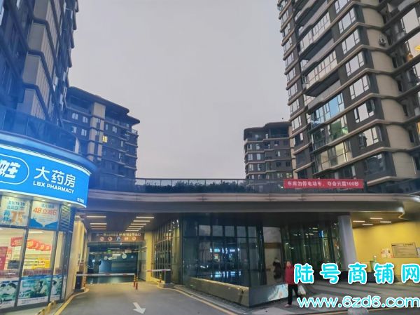免租期10个月白云区天一观山阅临街餐饮店转让实景图片