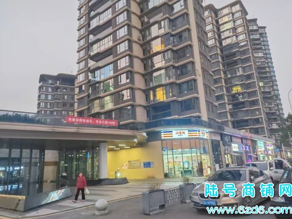 免租期10个月白云区天一观山阅临街餐饮店转让实景图片
