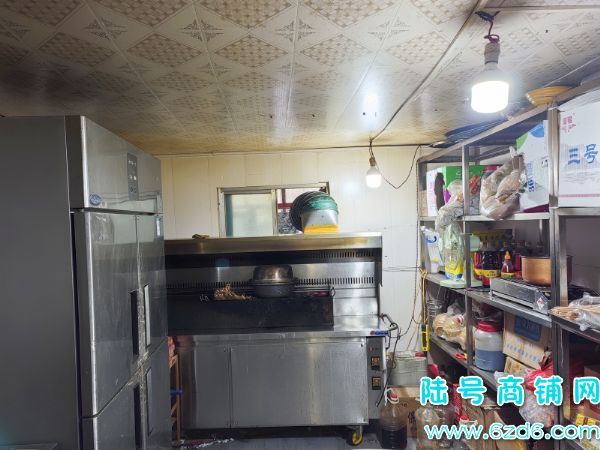 清镇云岭东路洛卡小镇临街70平餐饮店转让，可外摆实景图片