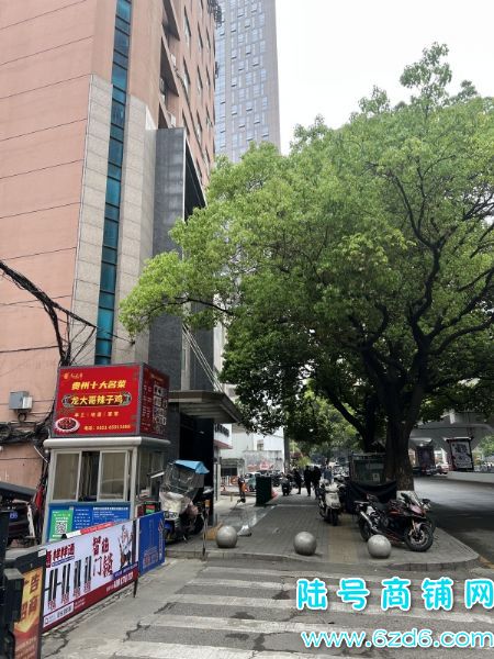 （陆号）南明区都司路餐饮店转让，带院子  内有棋牌包房实景图片