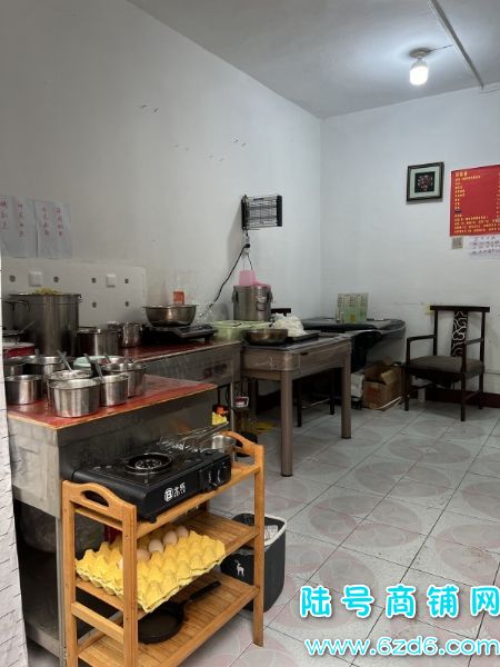 （陆号）南明区都司路餐饮店转让，带院子  内有棋牌包房实景图片