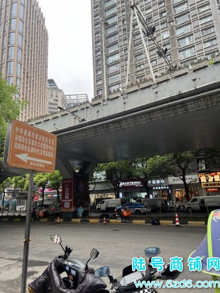 （陆号）南明区都司路餐饮店转让，带院子  内有棋牌包房实景图片