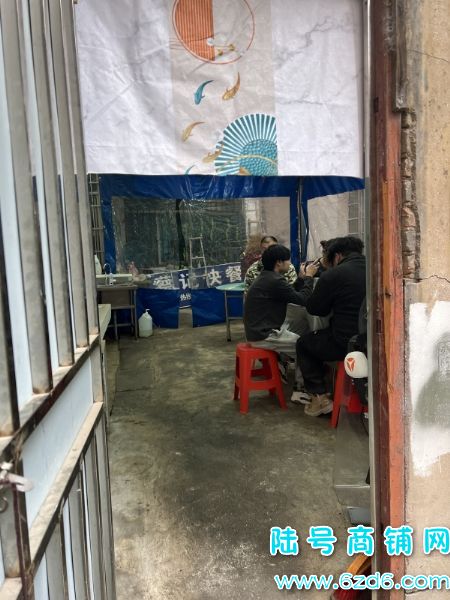 （陆号）南明区都司路餐饮店转让，带院子  内有棋牌包房实景图片