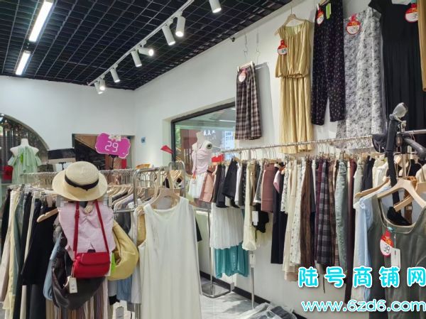 花溪大学城思雅美食工厂服装店转让，可空转实景图片