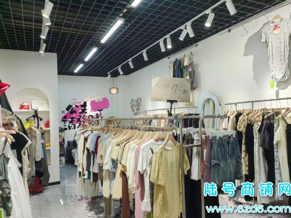 花溪大学城思雅美食工厂服装店转让，可空转实景图片