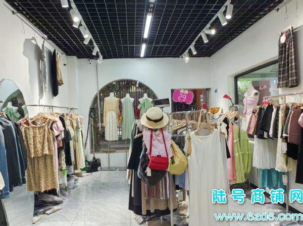 花溪大学城思雅美食工厂服装店转让，可空转实景图片