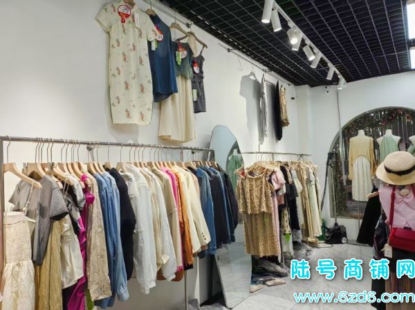 花溪大学城思雅美食工厂服装店转让，可空转实景图片
