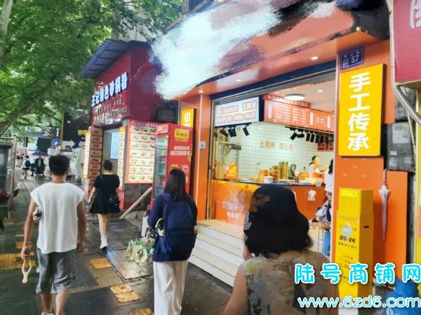 云岩区黔灵山公园临街近地铁口餐饮店转让，空转行业不限