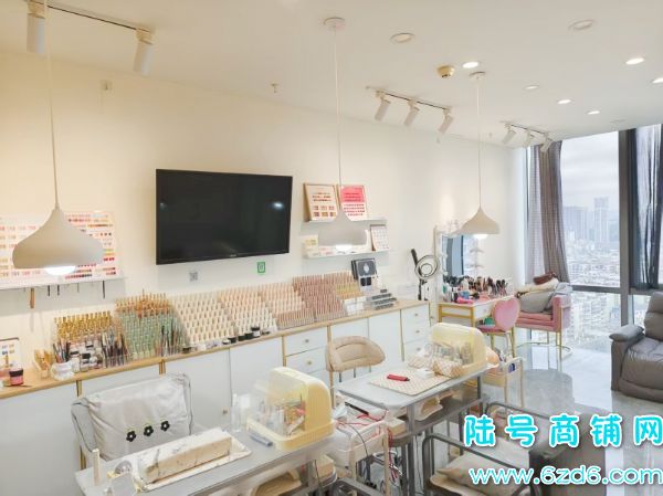 С���������д��¥A���������׵�ת�ã����ȶ���Դʵ��ͼƬ