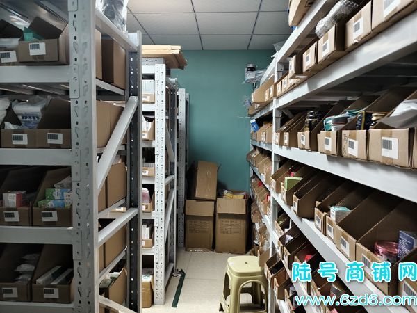 ��½�ţ�С��ǭ�����г�ҽ����е��ת�ã��´���һ����ʵ��ͼƬ