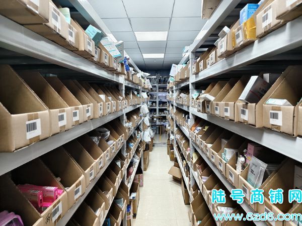 ��½�ţ�С��ǭ�����г�ҽ����е��ת�ã��´���һ����ʵ��ͼƬ