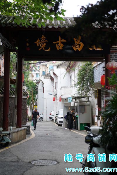 ��½�ţ��������ϳ����ضε�̨��С�ƹ�ת�ã�Ҳ���Կ�תʵ��ͼƬ