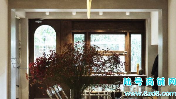 ��½�ţ��������ϳ����ضε�̨��С�ƹ�ת�ã�Ҳ���Կ�תʵ��ͼƬ