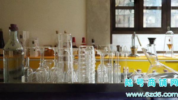 ��½�ţ��������ϳ����ضε�̨��С�ƹ�ת�ã�Ҳ���Կ�תʵ��ͼƬ