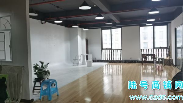 ��½�ţ�����������԰���ڴ���ȫ�¾�װ�޻�ɴ��ת�ã���תʵ��ͼƬ