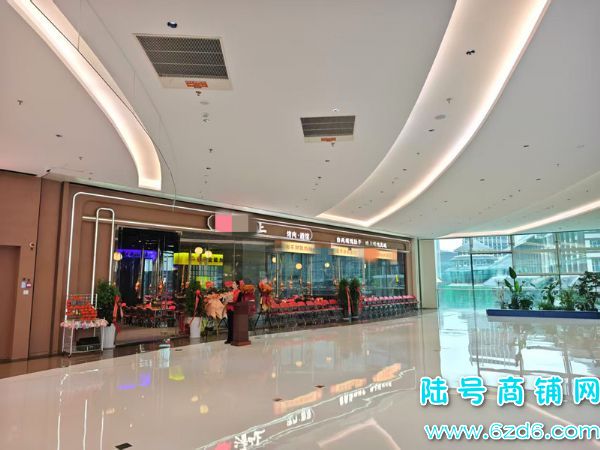 ��½�ţ�����԰����㳡900ƽ��װ������ͷ���������ת��ʵ��ͼƬ