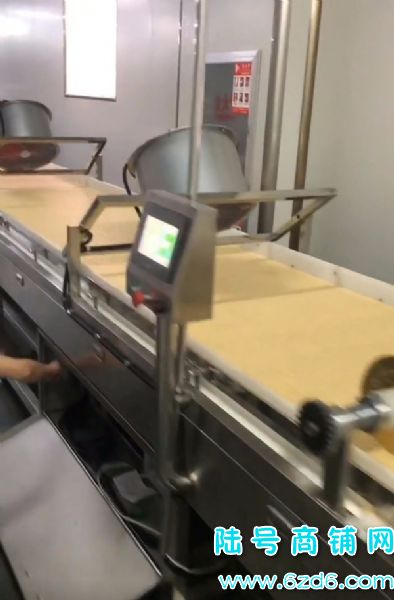 ��½�ţ�С���ڽ�·����С��ʳƷ�ӹ���ת�ã�����2500ʵ��ͼƬ