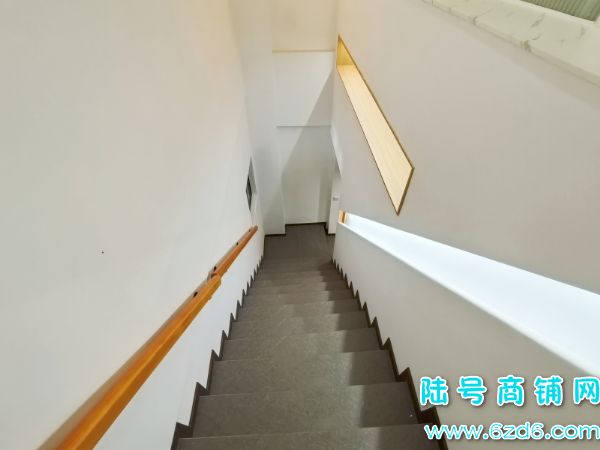 �ĸ����� ��ɽ���̵���ʢ260ƽ�߶���ԡ��������ת��ʵ��ͼƬ